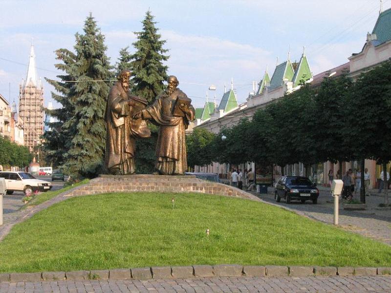 neuIMG_0787.JPG - Denkmal in Mukachewo für Kyrill und Methodi, die Begründer der kyrillischen Schrift.