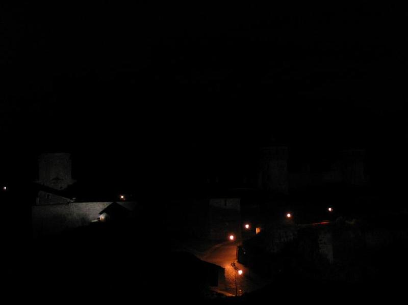 neuIMG_0884.JPG - Kamjanez-Podilskyj  /  Кам'янець-Подільський  - Festung bei Nacht.Etwa zehn Sekunden vor diesem Foto wurde die eindrucksvolle Beleuchtung der Festung abgeschaltet  :-( 