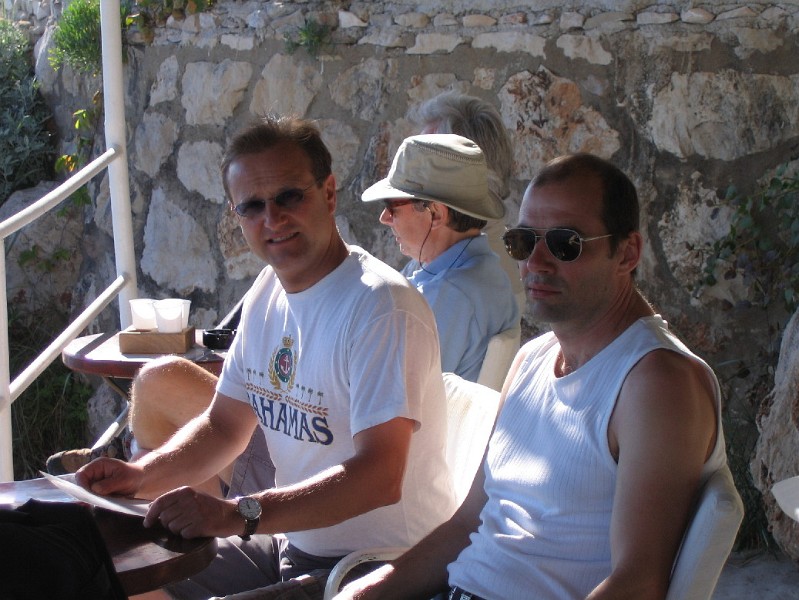 neuimg_1948.jpg - Dubrovnik - hier in einem Cafe auf der Klippe. Das Meer zu unseren Füßen hat der Kellner leider nicht mit aufs Bild genommen :-(